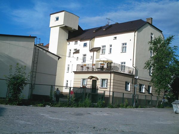 Dom Pomocy Społecznej.(Dom Rencistów).
ul. I Armii WP.Z "drugiej" strony.