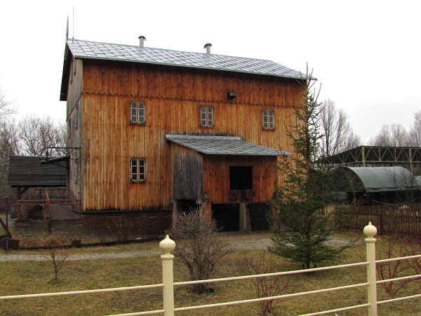 Zaczątkiem skansenu jest zabytkowy młyn wodny przeniesiony z Kuźnicy Żerechowskiej.