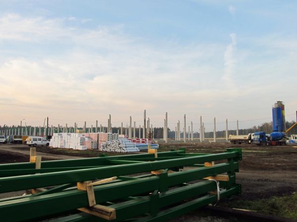 Jak widać, prace przy budowie nowej lini produkcyjnej w Steico, idą pełną parą.