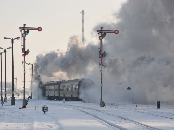 Wolsztyn, stacja i pociąg planowy do Poznania - zima 201/2011roku.
