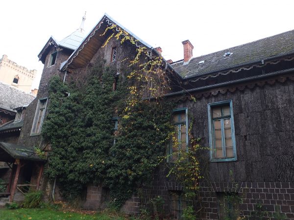 Pałac od strony północnej.  Elewacja pałacu wykonana jest z kory dębowej i kory drzewa korkowego