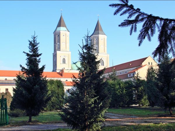 Kościół pw. św. Mikołaja i Stanisława biskupa w Jarosławiu przy ulicy Benedyktyńskiej. Przez starszych mieszkańców zwany Anna Kasarnia, został zbudowany w latac