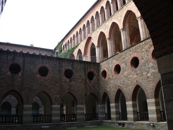 te okrągłe okna to od pomieszczeń na półpiętrach, gdzie służba mieszkała, zaś dziedzińce wewnętrzne mają wymiary 19,5 na 18,2 m i przedziela je arkadowy krużgan