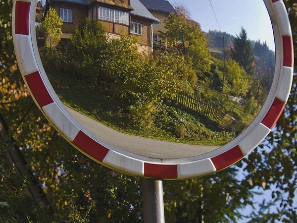 W KRZYWYM ZWIERCIADLE