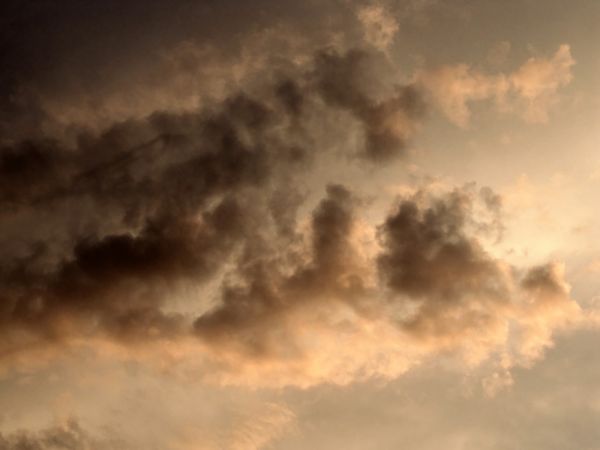 Kolorowy wieczór po zachodzie słońca nad miastem