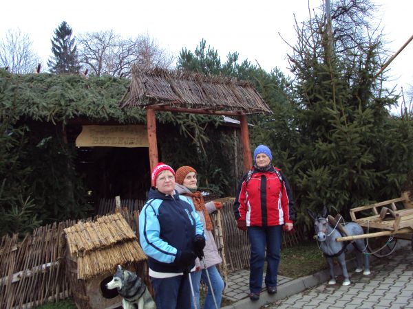 przy szopce, bramie do niej - do Betlejem ...