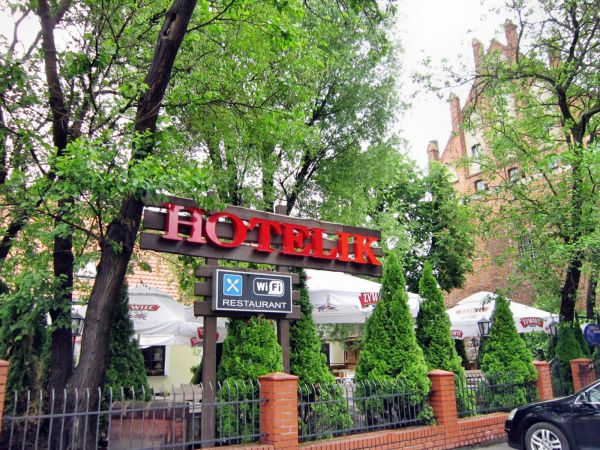 Kętrzyn-restauracja i hotelik na Placu Zamkowym,2012-06-11
