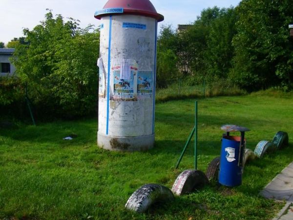 punkt informacyjny wsi kupić sprzedać występ zespołu lub sportowy i takie tam pożyczki można przeczytać na przyklejonych kartkach  papieru