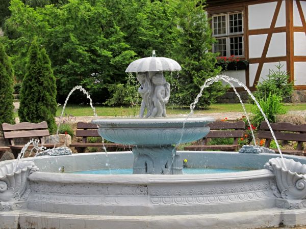 Fontanna przed dworkiem z Salino k/Wejherowa