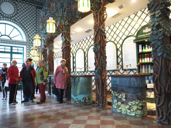 w pijalni wód mineralnych - po prawej na ścianie tablice, na nich informacje  o wodach, wskazania do picia przy konkretnych schorzeniach. Warto podkreślić, że o