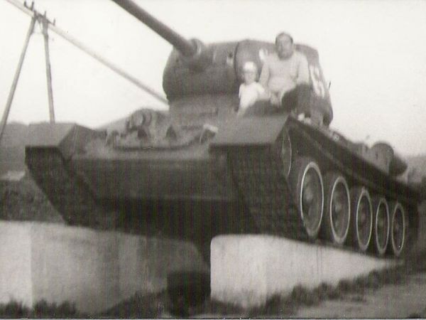 na: pomnik - czołg średni T-34/85 , pamiątka po J.W. 1404.