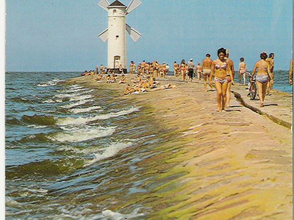 ze zbiorów prywatnych: lata 70-te XX wieku, tu falochron ze stawą "Młyny" - tj. charakterystycznym znakiem sygnalizacyjnym w kształcie wiatraka - u ujścia rzeki