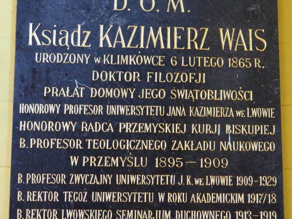 w kruchcie kościoła : tablica - ku pamięci księdza Waisa. Jest wyróżniony wpisem w wykazie "Najsławniejszych i zasłużonych postaci dla ziemi rymanowskiej", - wi