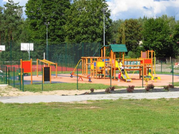 Plac zabaw przy szkole i boisku