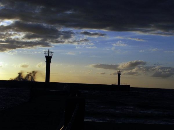 W sztormową pogodę fale przelewają się przez falochron. Jest na co popatrzeć.