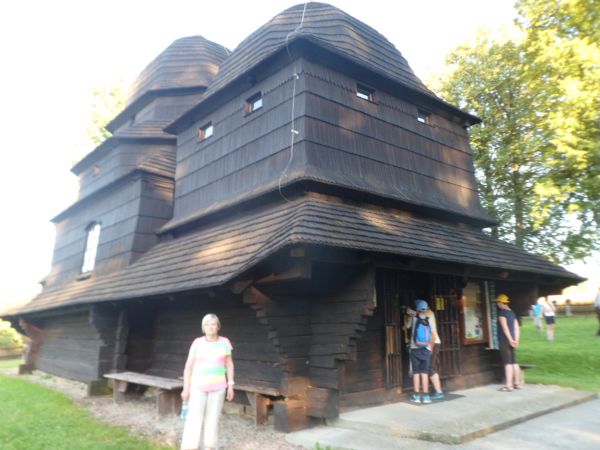 świątynia ma cechy cerkwi bojkowskiej, wszystkie jej trzy człony pokryte są oddzielnymi kopułami, pobitymi gontem, n/z : widoczny wydatny gontowy daszek okapowy