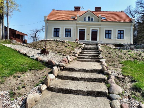 Dom Sióstr zakonnych  z lewej strony kościoła 2011-04-25