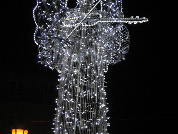 Bożonarodzeniowy aniołek na rynku