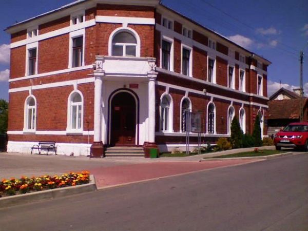 Urząd gminy i policja.