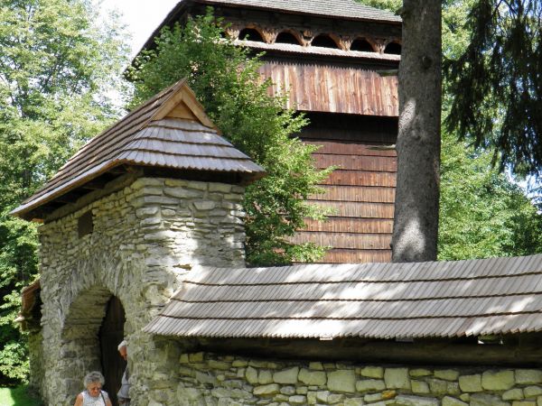 Cerkiew p.w. św. Paraskewy w Radrużu  ,  drewniana , wybudowana przez zawodowych cieśli w XVI wieku , przetrwała do naszych czasów w stanie bardzo dobrym.