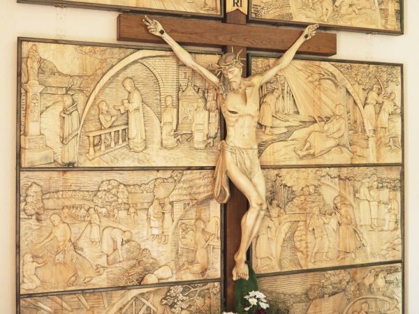 krzyż w Kaplicy Męczenników XX i XXI wieku oraz Ofiar Przemocy - tam forma ocalenia od zapomnienia młodych ludzi,których życie w brutalny sposób zostało przerwa