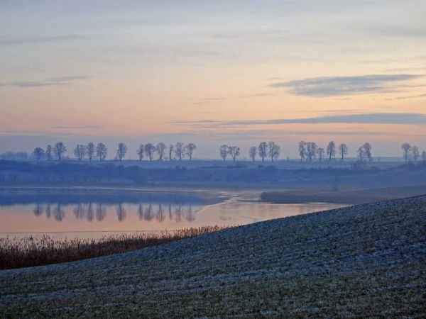 Jezioro Kuksy od strony zachodniej. W oddali droga Dzierzgoń-Morany.