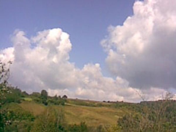 Ruszelczyce- zachmurzone niebo nad pagórkami