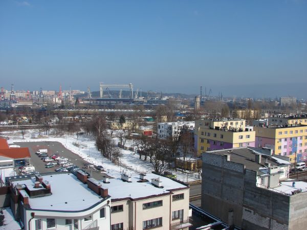 Gościnne występy na balkonie 9 piętra wieżowca przy ul. Orlicz-Dreszera 12a na Stocznię Gdynia S.A. – stocznia okrętowa w Gdyni po  likwidacji.