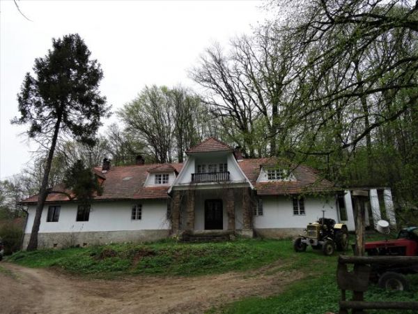 ... a tu niegdyś przed dworem spory i barwny klomb był, karety i dorożki tam zajeżdżały - ruchem okrężnym wokół klombu, Melchior Wańkowicz też tu bywał,  z dwor