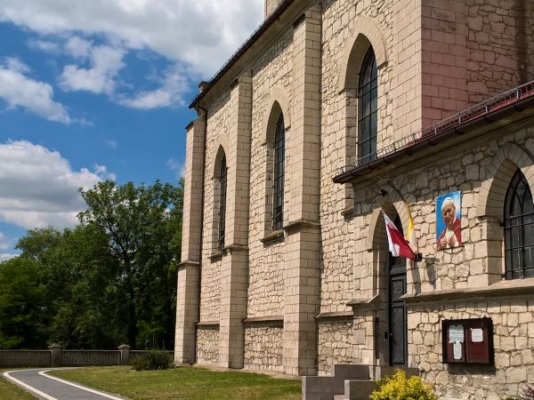 Piękne alejki wokół kościoła to za pewne  zasługa Parafian i Proboszcza.