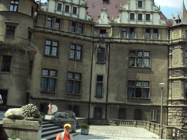 na zamkowym tarasie - te mebelki często służą podczas sesji zdjęciowych par nowożeńców, a te lwy to śpią ale nawet podczas snu symbolizują potęgę i moc...