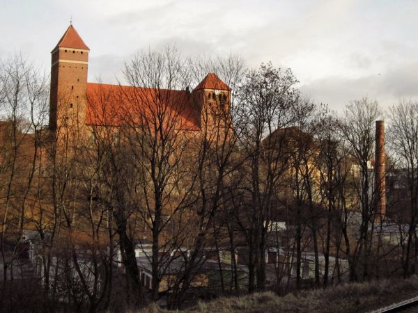 Kętrzyn św. Jerzego w Kętrzynie,widok z linii kolejowej, 2011-12-19