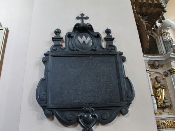 Epitafium Władysława M.Skoroszewskiego, chorążego poznańskiego,starosty bydgoskiego.W 1677r.Marszałek Sejmu Rzeczpospolitej. Wykonane z czarnego marmuru,od góry