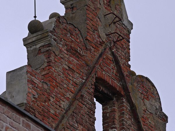 Żmigród - Zespół pałacowo - parkowy - ruiny pałacu Hatzfeldtów