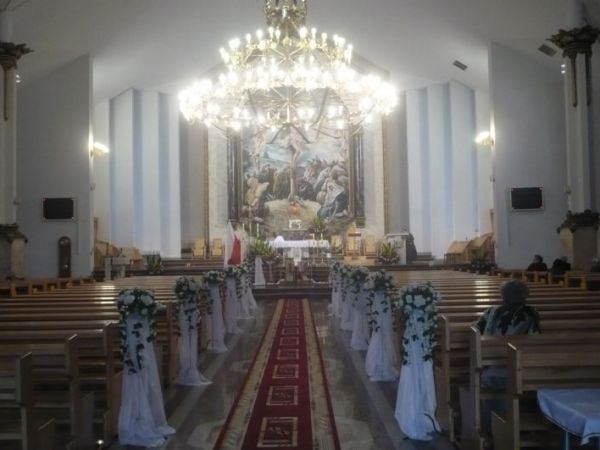 Przepiękne wnętrze Kościoła Matki Bożej Wspomożenia Wiernych udekorowane na zaślubiny 03.09.2011r.