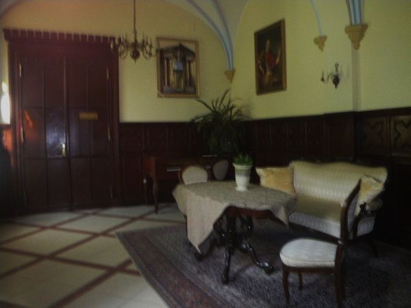 Pałac w stylu neogotyckim z 1840 r. wybudowany przez rodzinę von Belowów, po II wojnie światowej zaadaptowany na szkołę rolniczą, obecnie luksusowy hotel (Zamek