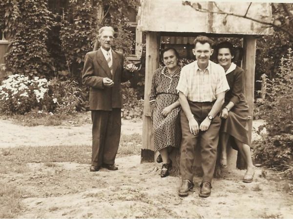 Zdjęcie przy nowo wybudowanej studni koniec lat 40 Strzelce Wielkie,rodzina Maślanków.