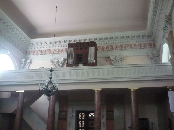 Widok w stronę chóru muzycznego i odnowione organy.