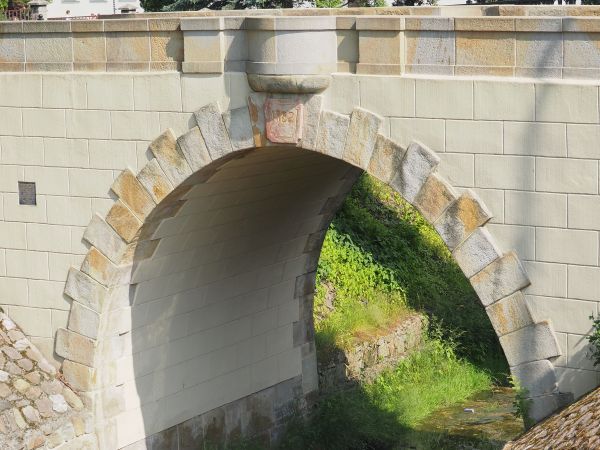 most ufundował hr. Józef Salezy Ossoliński, syn Jana Kantego, zmarł w wieku 56 lat, odziedziczył ogromny majątek kilku pokoleń, utracił poprzez uprawianą polity