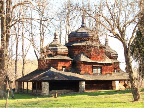 Drewniana cerkiew greckokatolicka pw. św. Dymitra w Piątkowej. Zbudowana przed 1732 rokiem. Świątynia w Piątkowej należy do nielicznych na terenie południowo-ws