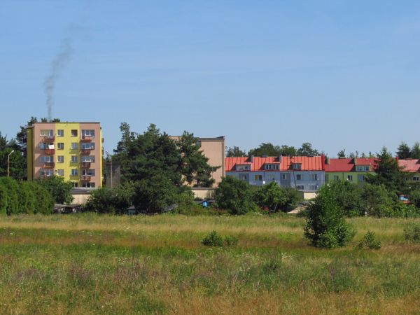 Panorama fragmentu osiedla przy ulicy Słowackiego. Widok z terenów pod budownictwo mieszkaniowe jednorodzinne.