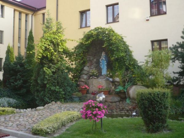 Przy Kościele MBWW przepiękna grota Matki Bożej.