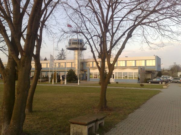 Lotnisko  cywilno-sportowe  usytuowane ok. 3 km od centrum Leszna. Lotnisko  Aeroklubu Polskiego  jest użytkowane przez Centralną Szkołę Szybowcową Aeroklubu Po