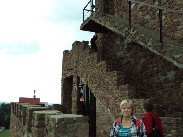 Golgota jest wysokości 33 m, a w jej środku mieści się kilkadziesiąt oratoriów i kaplic. Każda z nich poświęcona jakiemuś fragmentowi najnowszej historii Polski