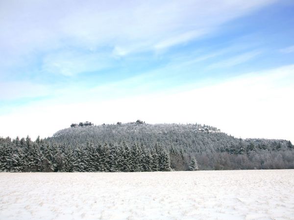 Zima w Pasterce w Górach Stołowych. Malutka, malownicza wioska u samego podnóża Szczelińca Wielkiego jest unikalną już oazą ciszy i spokoju zadziwiając przy tym