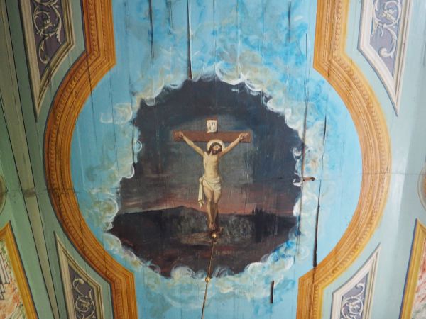 polichromia sklepienia świątyni, wyłożonego deskami, widoczne ubytki tynku  w spoinach - to jest bardzo stary kościół, wiele razy naprawiany, zmieniana była bry