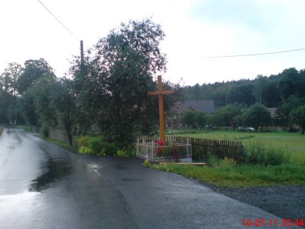 Przydrożny krzyż w Pisaczowie
