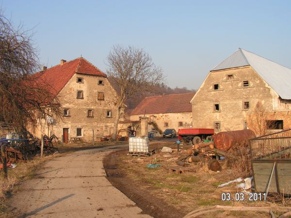 Skorzynice. Wieś.Widok na drugą bazę od zaplecza.