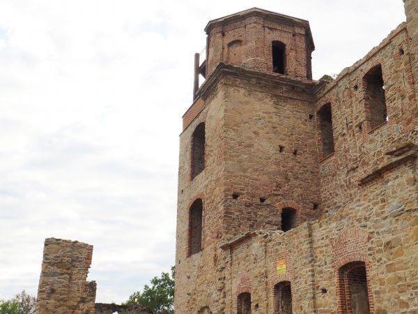 mury klasztorne - uzupełniane, zrekonstruowane, widoczny początkowy odcinek schodów na wieżę z tarasem widokowym, przez otwór drzwiowy - n/z - można wyjść na da