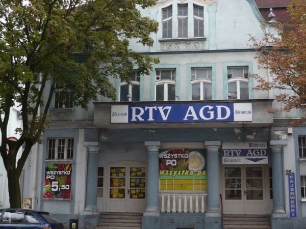 Ulica Raszkowska budynek dawnego kina Słońca obecnie zamieniony
na obiekt handlowy .